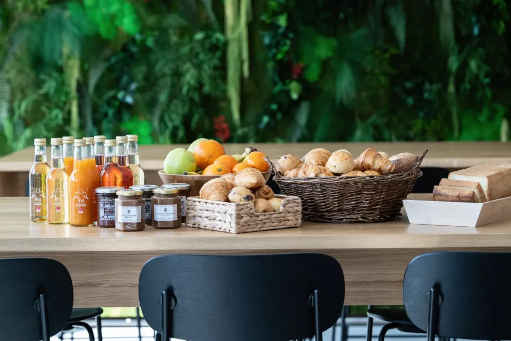 petit-dejeuner-livre-au-bureau