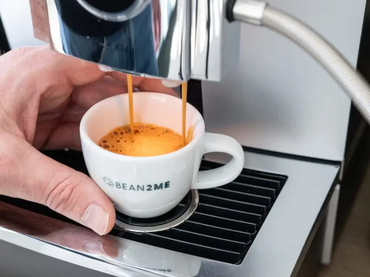 Espresso coulant d'une machine Jura professionnelle dans une tasse Bean2me