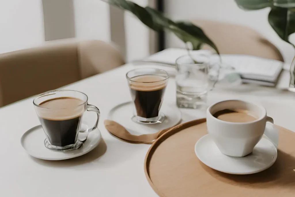 3 tasses de café sur table