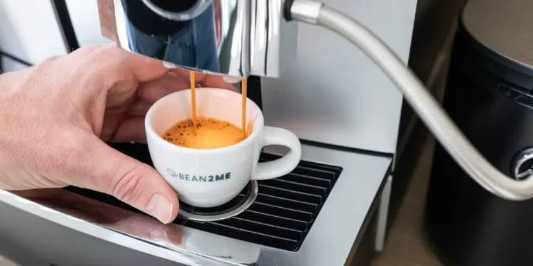 café qui coule depuis une machine Jura dans une tasse Bean2me