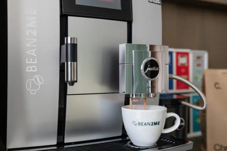 Machine à café Jura versant un café dans une tasse Bean2me